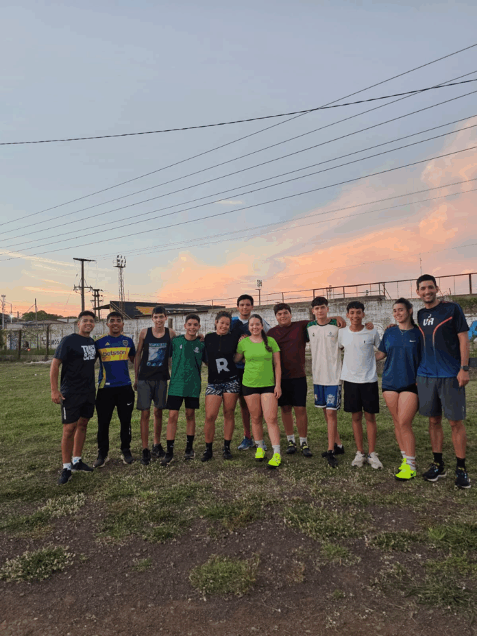 chicos que asisten a escuela municipal de atletismo