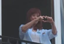 En pleno paro y en el día de su cumpleaños, Cristina Kirchner salió a saludar al balcón nuevamente