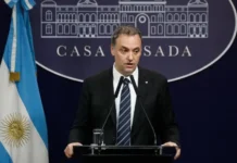 Ahora denuncian a Manuel Adorni por “apretar” a un testigo y piden su detención