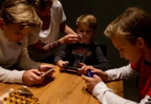 FRANCIA APROBÓ UNA LEY QUE IMPIDE EL USO DE REDES SOCIALES A MENORES DE 15 AÑOS