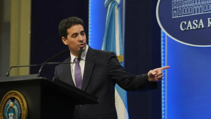 adrian-ravier-vocero-presidencial-primera-conferencia-30-junio-26