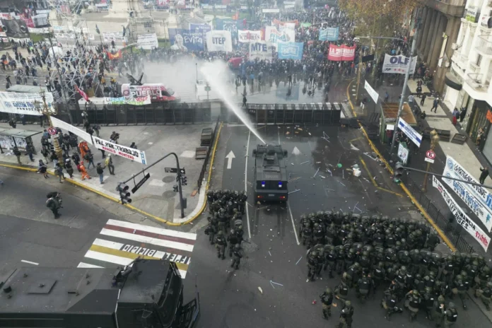 1200x800_fuera-del-congreso-incidentes-entre-policia-manifestantes-afp-1038845-164402
