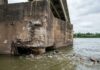 INVESTIGAN LOS DAÑOS TRAS EL CHOQUE DE UNA BARCAZA CONTRA EL PUENTE CHACO-CORRIENTES